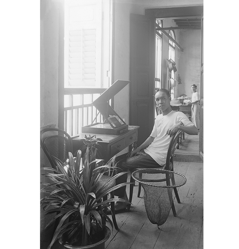 A retoucher at his work table, 1900–30. Lee Brothers Studio Collection, courtesy of National Archives of Singapore.