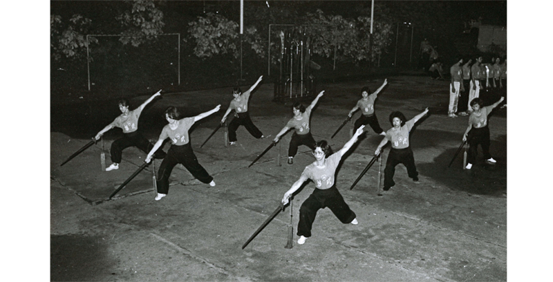 Female Chin Woo members training with swords (女子集体剑) at the association’s athletic field in the 1970s. Donated by Chin Woo (Athletic) Association. Collection of the National Library, Singapore.