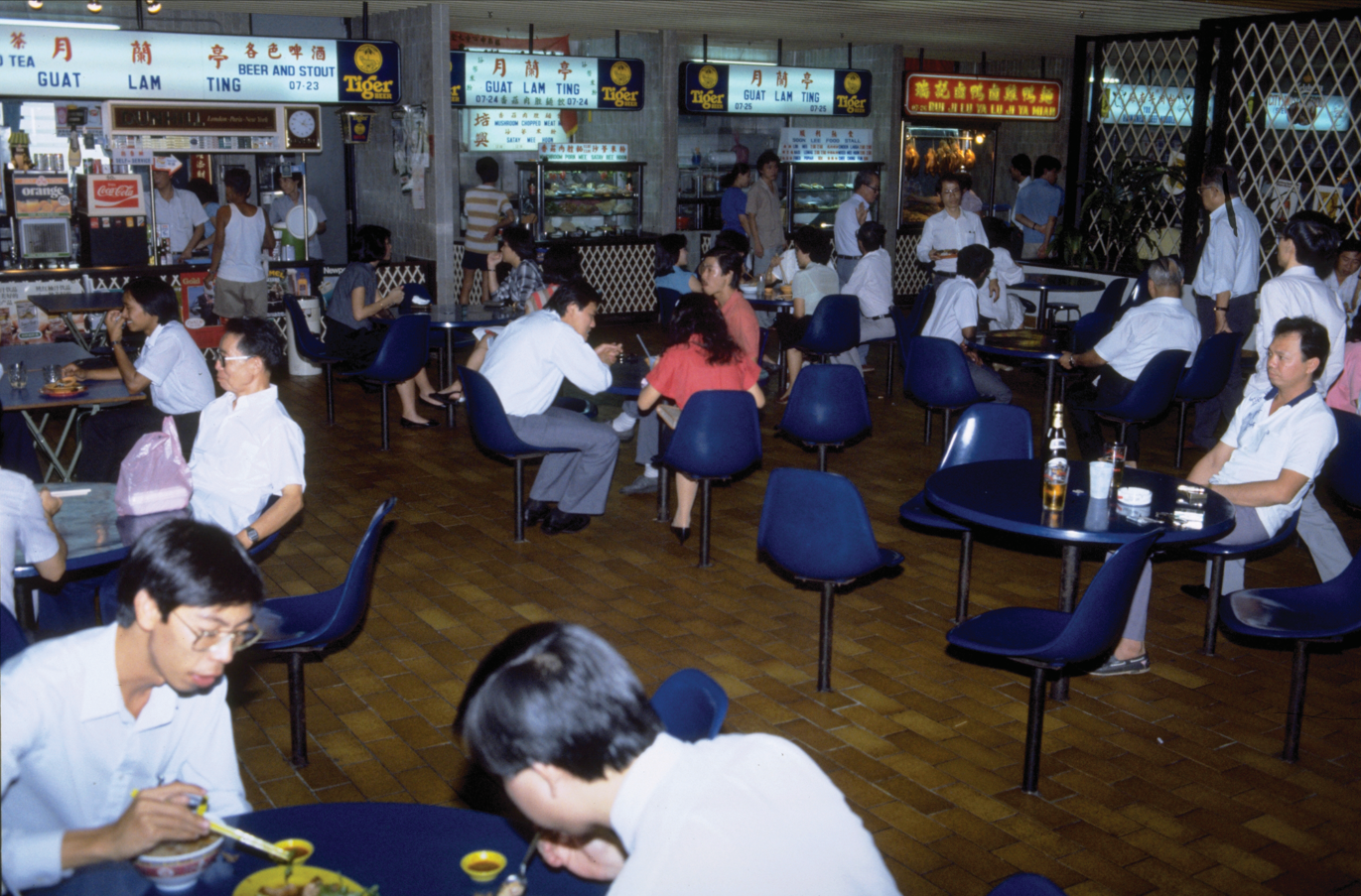 The hawker centre at the top floor of Funan Shopping Centre in 1985. Ministry of Information and the Arts Collection, courtesy of National Archives of Singapore.