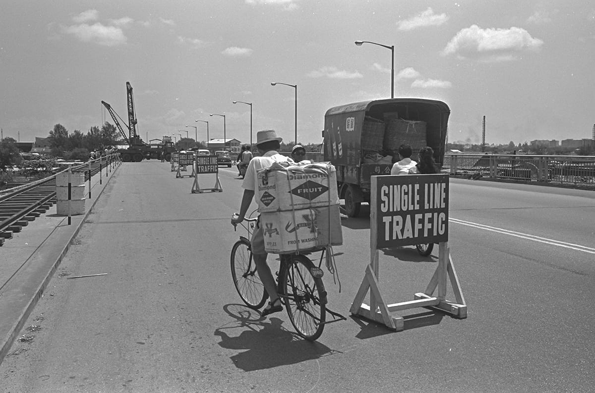 Traffic along Merdeka Bridge during the laying of new beams for its widening in 1967. Ministry of Information and the Arts Collection, courtesy of National Archives of Singapore (Media - Image No. 19980005326 - 0034).