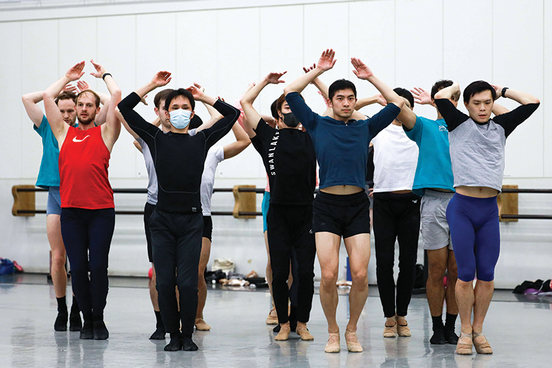 Rehearsing for Timothy Rushton’s Quiver, 2022. Photo by Chang Zi Min. Courtesy of Singapore Ballet.