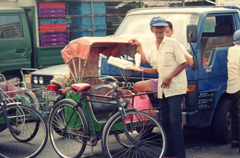Trishaws at Geylang Serai market, 1992. These trishaws were likely waiting for passengers needing a ride after going to the market. Liesel Strauss Collection, National Library, Singapore.