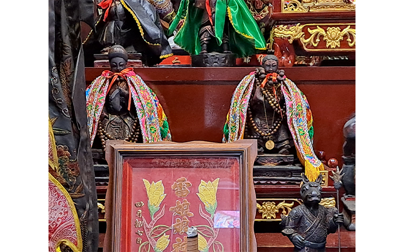 The statues of Lin Guniang (left) and Lei Niangniang (right) on the formal altar of Zhen Long Gong after the renovation of the temple, 2022. Courtesy of Ng Yi-Sheng.