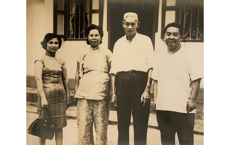 Mrs Neo Tiew (2nd from left), Neo Tiew (3rd from left), and their good friends, Mr and Mrs Peng Song Toh (undated). Peng Song Toh was a famous journalist and editor of several Chinese newspapers, including the Nanyang Siang Pau, from the 1950s to the 1970s. In 2021, Mdm Peng Lee Er, the daughter of Peng Song Toh, donated her father’s collection of items relating to Neo Tiew to the National Library. Image reproduced from 彭丽儿珍藏: 梁后宙生前照片、底片和治丧文件 (From National Library, Singapore, call no.: RCLOS 305.8951 PLE; Accession no. B29487728C). A letter written by Neo to the Chinese Chamber of Commerce during the exhumation of war victims in Singapore in 1962 describes the torture and killing of his family members.
