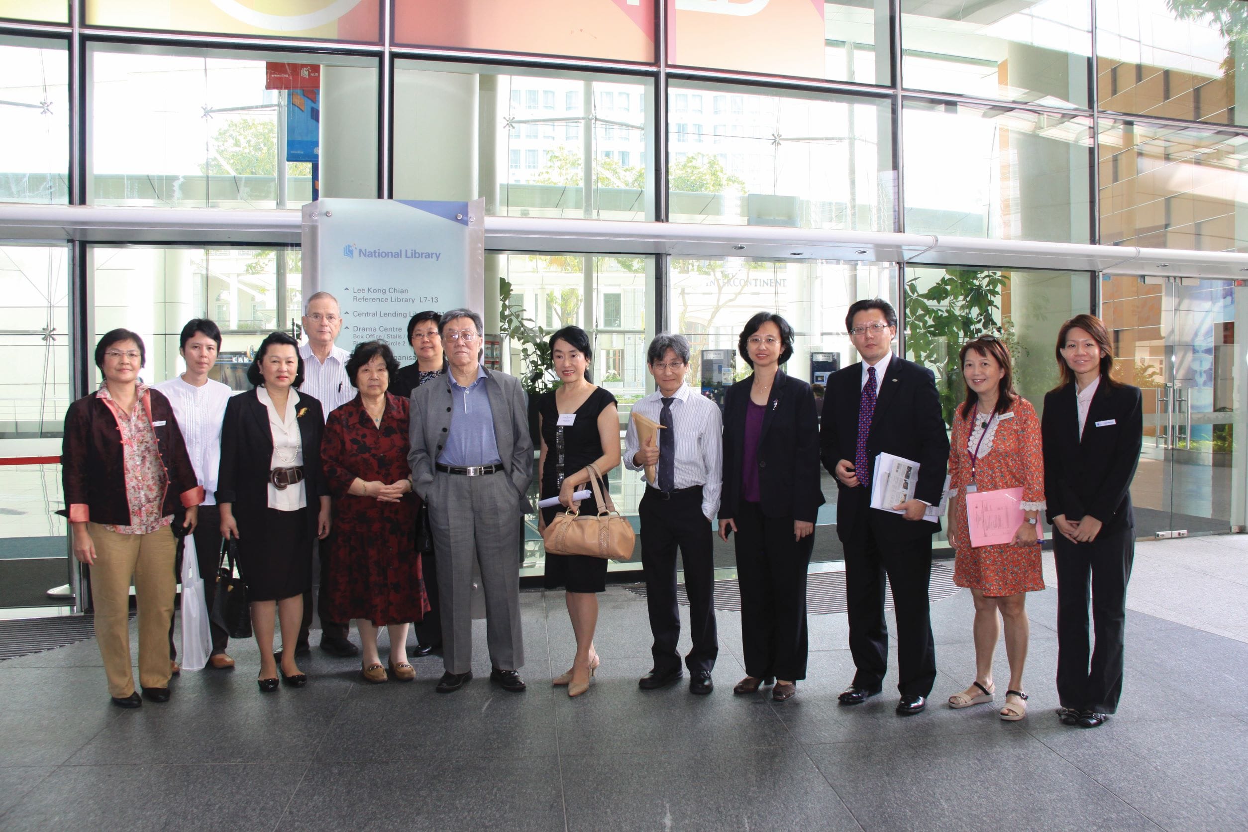 新加坡中国学会陪同人员、新加坡国家图书馆工作人员在参观结束后和王蒙夫妇合影留念。