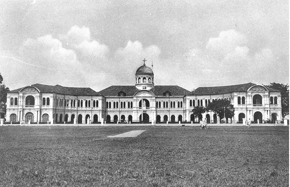 The former St Joseph’s Institution building at Bras Basah Road facing the field, which later became Bras Basah Park, c.1910. The building is currently occupied by the Singapore Art Museum. Lim Kheng Chye Collection, courtesy of National Archives of Singapore.