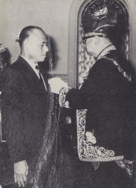 R.B. Ooi being conferred the Ahli Mangku Negara by the Yang di-Pertuan Agong of Malaysia, 1968. Image reproduced from "A Royal Honour," Eastern Sun, 6 April 1968, 4. (From NewspaperSG).