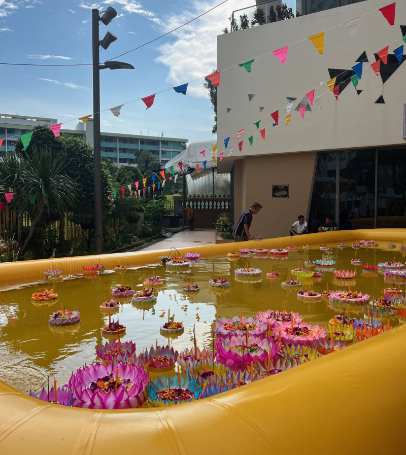 The mustard-coloured inflatable pool holding the krathong, 2023. Photo by Thammika Songkaeo.