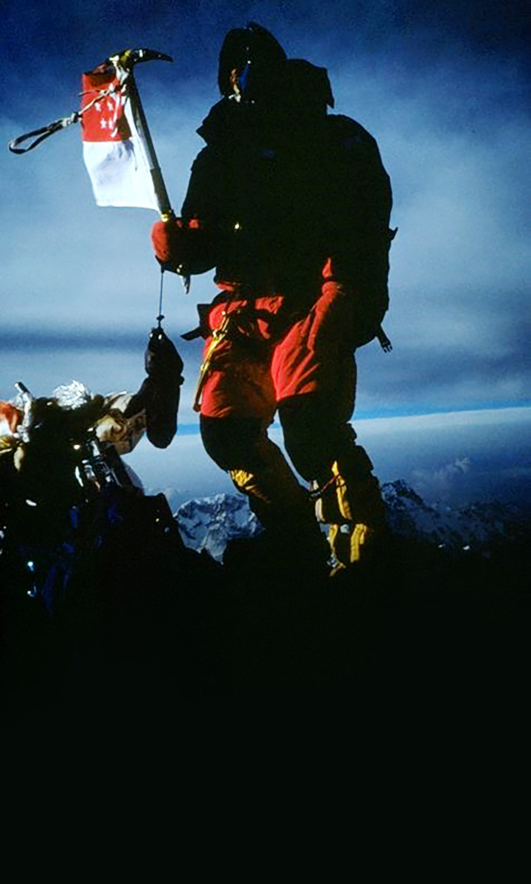 Edwin Siew on the summit of Everest, 25 May 1998. Photo by Bernardo Guarachi.