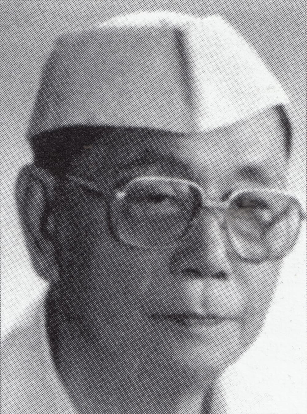 著名编辑及报人曾圣提1927年来到新加坡，担任 《南洋商报》电讯翻译和副刊编辑。他曾在他所主 编的《南洋商报》副刊《文艺周刊》上主张要“以血 与汗铸造南洋文艺的铁塔”。版权所有，骆明总编。 (2003)。《南来作家研究资料》。新加坡：新加坡国 家图书馆管理局、新加坡文艺协会。