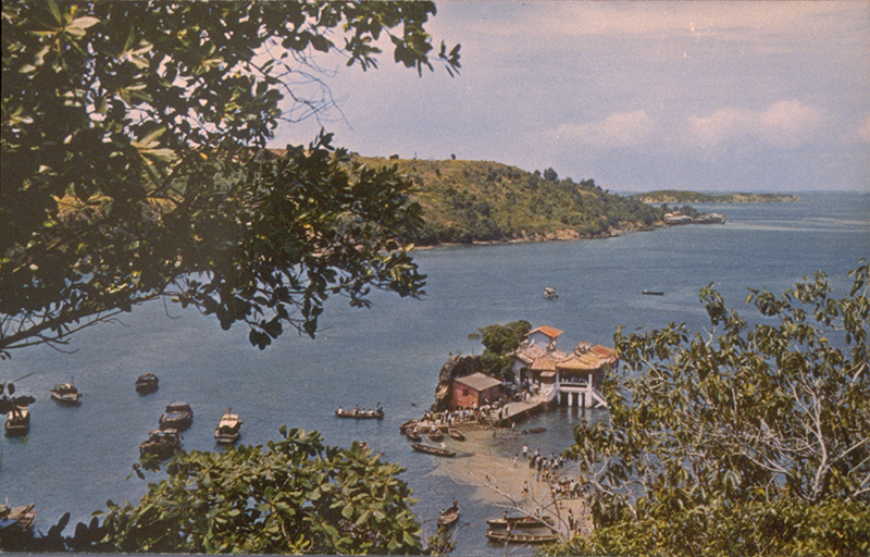 View of the Tua Pek Kong Temple from the keramat at the top of the hill, 1969. This was before reclamation works in the 1970s. Lim Kheng Chye Collection, courtesy of National Archives of Singapore.