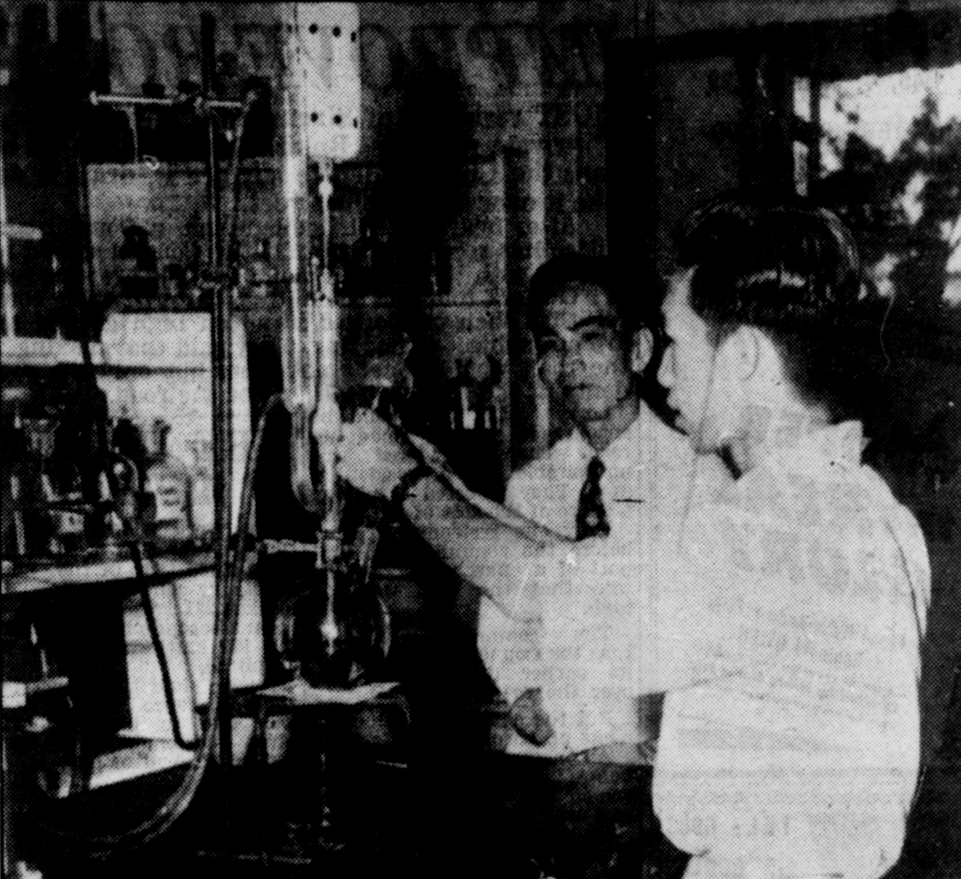 Lee Kum Tatt and Dr Rayson L. Huang working on their research project in the new laboratory at the University of Malaya, 1953. Source: The Straits Times, 14 October 1953 © SPH Media Limited. Permission required for reproduction.