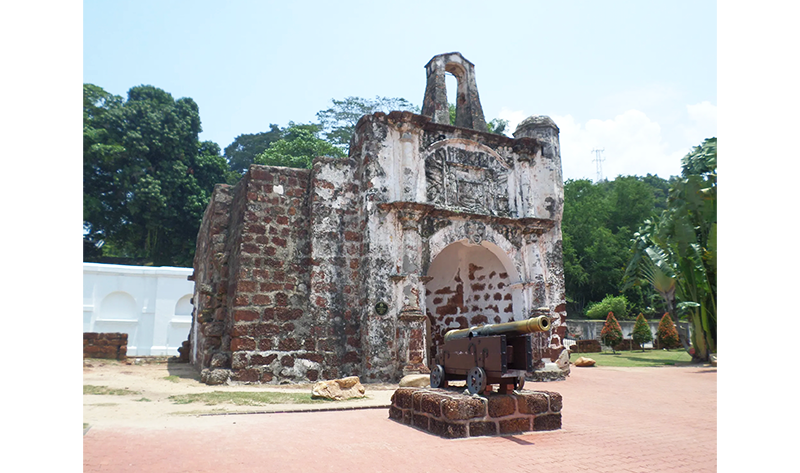 The surviving gateway of A Famosa, the Portuguese fort in Melaka, 2015. The fort was built by the Portuguese after they conquered the city in 1511. Today, the only parts of the fort remaining are the Porta de Santiago gateway and the restored Middelburg Bastion, which was added on by the Dutch in 1660. Photo by Chongkian. Retrieved from Wikimedia Commons (Creative Commons Attribution-ShareAlike 4.0 International; CC BY-SA 4.0).