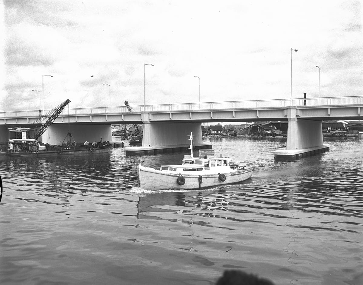 Merdeka Bridge has a 3-metre headroom clearance for small vessels to pass under, 1956. Ministry of Information and the Arts Collection, courtesy of National Archives of Singapore (Media - Image No. 19980001282 - 0025).