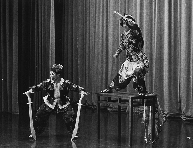 Chin Woo’s Peking opera troupe was established in 1959 and performed notable martial arts-related works such as Xin Tie Gong Ji (新铁公鸡) and San Cha Kou (三岔口). Shown here is a stage scene of San Cha Kou in the 1960s. Donated by Singapore Chin Woo (Athletic) Association. Collection of the National Library, Singapore.