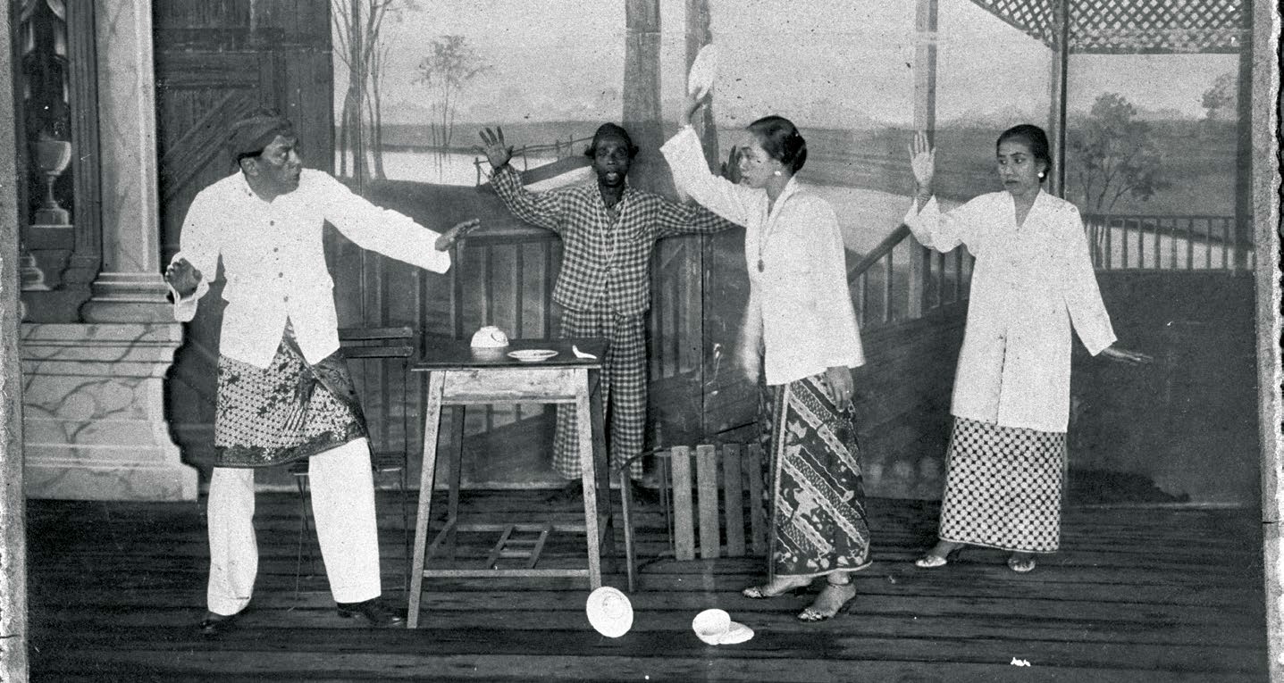 Gambar awal pementasan bangsawan, 1900. Koleksi Mohd Amin Bin Kadarisman. Ihsan Arkib Negara Singapura.