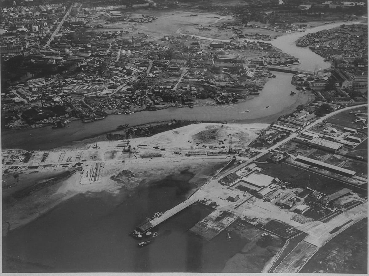 An aerial view of Merdeka Bridge and Nicoll Highway under construction, 1955. Public Works Department Collection, courtesy of National Archives of Singapore (Media - Image No.19980001355 - 0083).