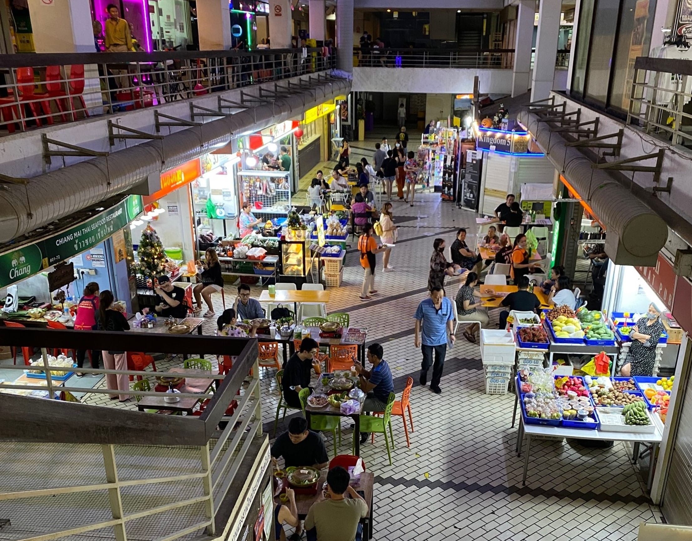 The ground floor atrium of Golden Mile Complex, 2023. Photo by Jimmy Yap.