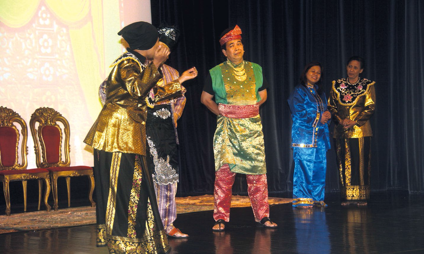 Pementasan bangsawan di Perpustakaan Awam Geylang East oleh Perkumpulan Seni pada 26 September 2015. Ihsan Perkumpulan Seni Singapura.