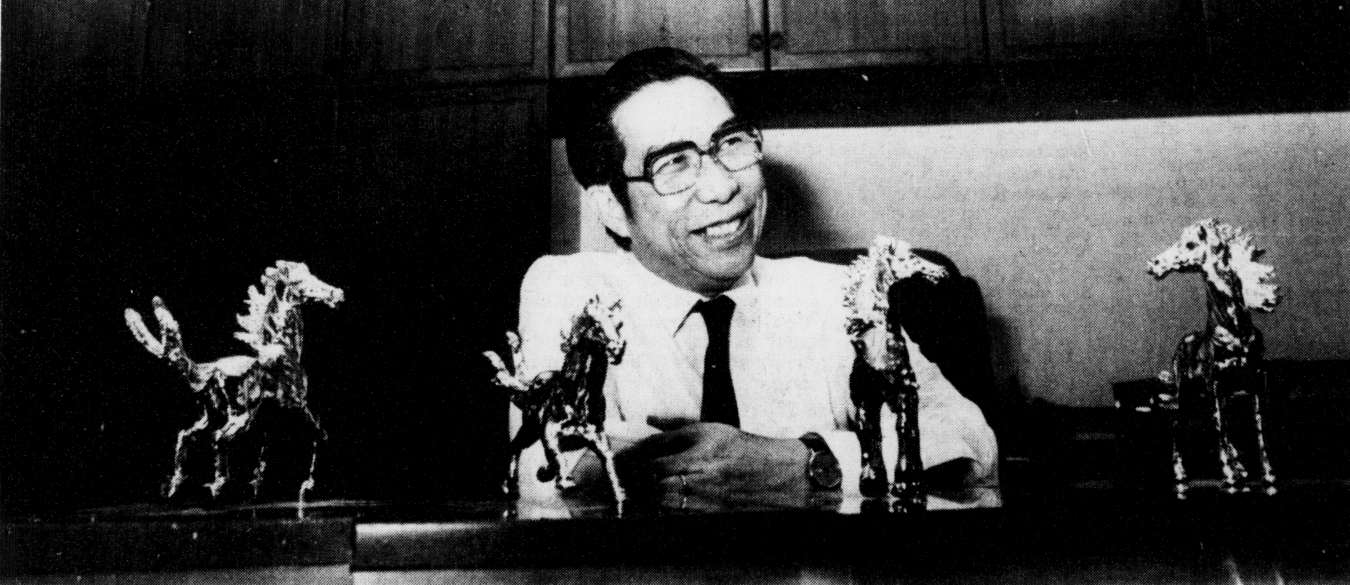 Dr Lee Kum Tatt with the Xu Beihong-inspired prancing horses he created, 1985. Source: The Straits Times, 19 November 1985 © SPH Media Limited. Permission required for reproduction.