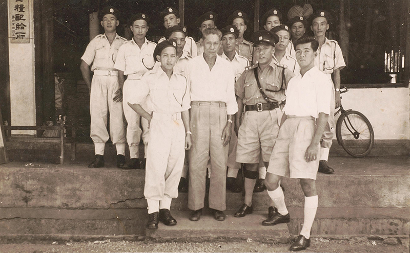Neo Tiew with the Singapore Rural Board (Western Region) Volunteer Police, c. 1950s. Neo Tiew helped establish this police force during the Malayan Emergency. Collection of the National Museum of Singapore, National Heritage Board. Gift of Mr Neo Ah Chap.