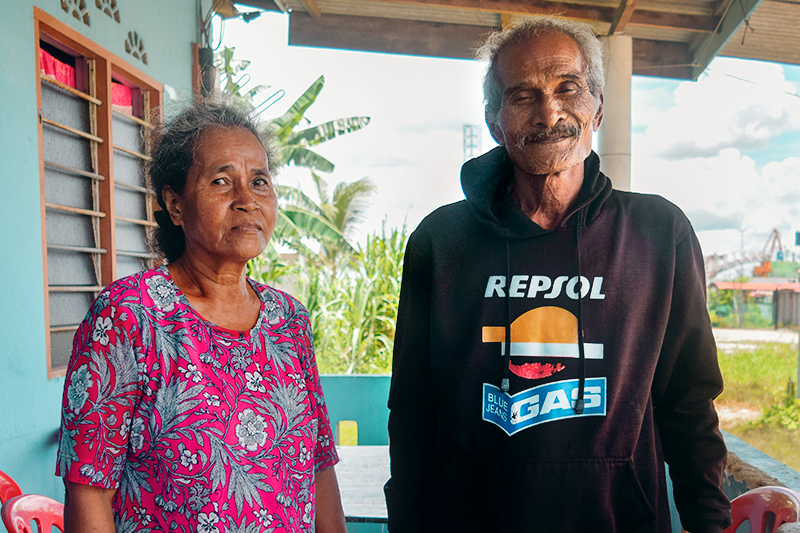 Tok Batin Entel (a son of Tok Batin Buruk) with his wife at Kampung Pasir Putih, Johor Bahru, 2018. Photo by and courtesy of Ilya Katrinnada.