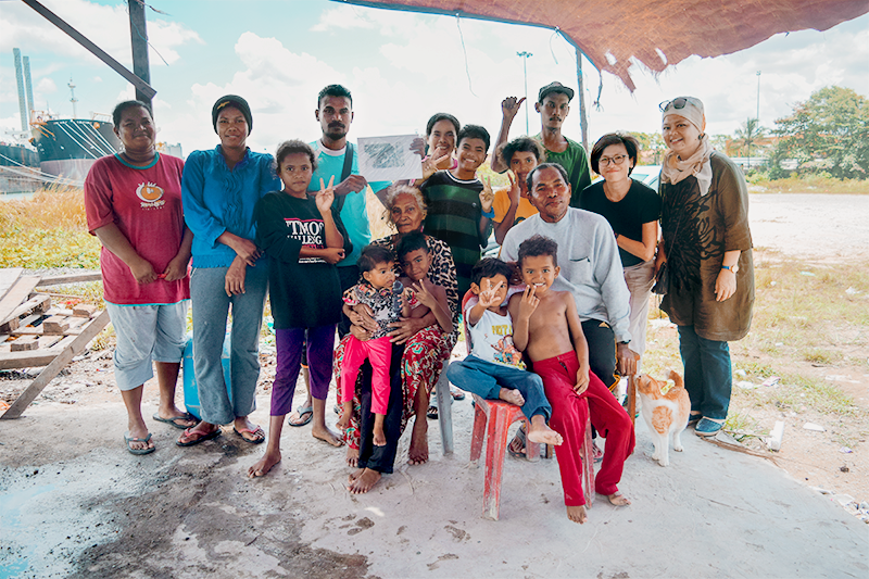 Tok Batin Buruk’s daughter Mina (seated) and her husband (in white shirt) with their children and grandchildren at Kampung Pasir Putih, Johor Bahru, 2018. Photo by and courtesy of Ilya Katrinnada.