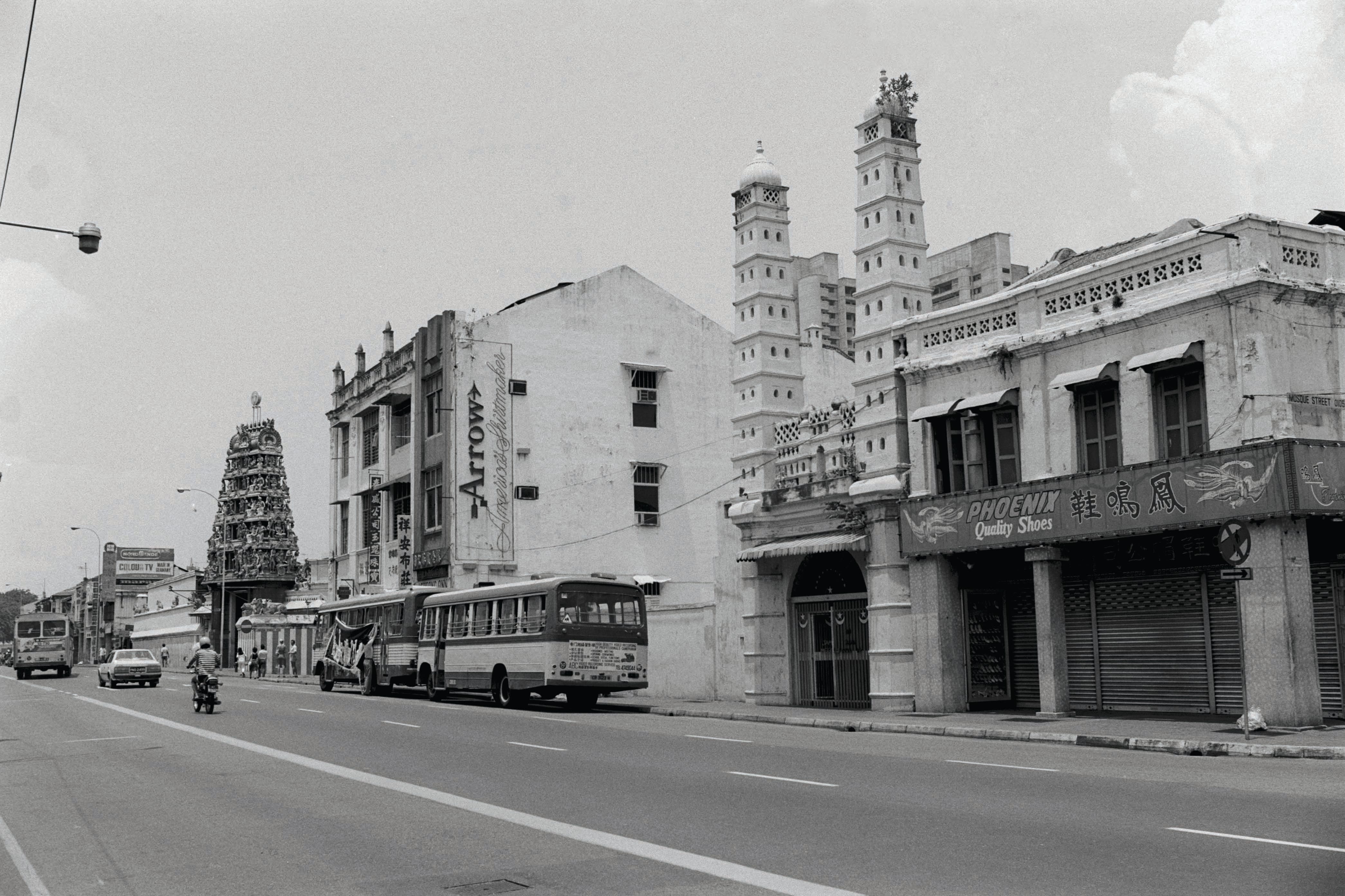 A 1983 photograph of South Bridge Road, between Mosque and Pagoda streets, with Sri Mariamman Temple and Jamae Mosque on the right. From the Lee Kip Lin Collection. All right reserved. Lee Kip Lin and National Library Board, Singapore 2009.