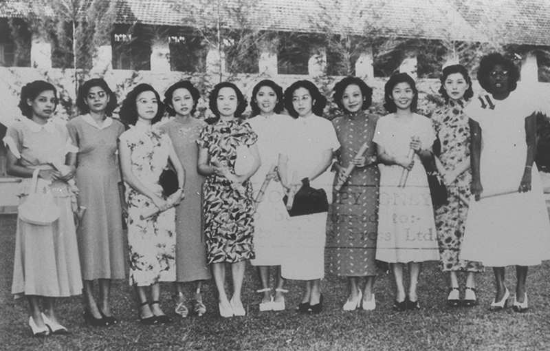 Hedwig Aroozoo (extreme left; later Mrs Hedwig Anuar and the first local director of the National Library) with the first women graduates of the University of Malaya, 1950. Raffles College Collection, courtesy of National Archives of Singapore (Media - Image no. 19980005802 - 0090).