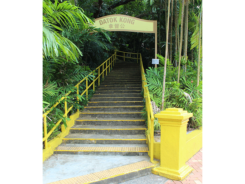 The entrance to the stairs leading up to the keramat, 2022. Courtesy of William L. Gibson.