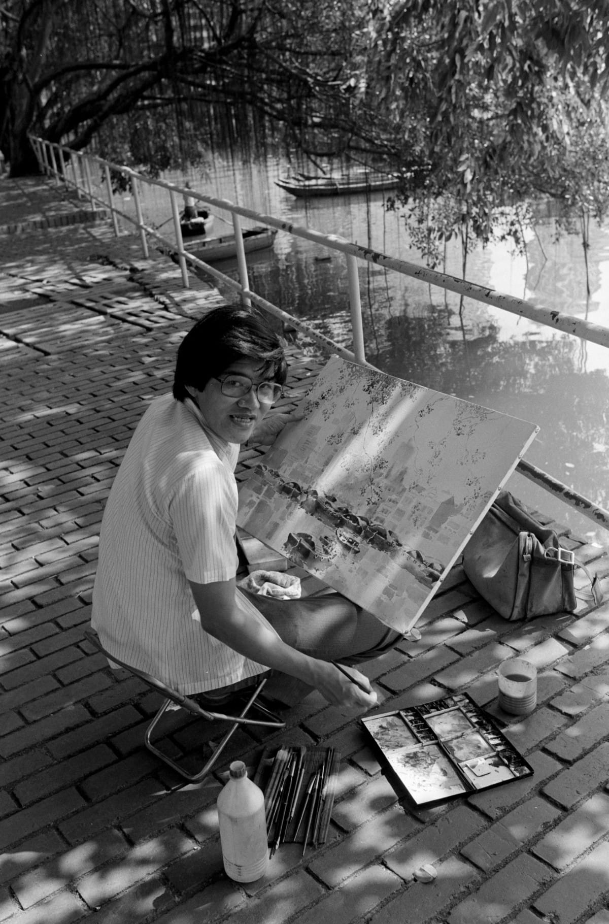 Ong Kim Seng painting by the Singapore River, 1982. Family of Kouo Shang-Wei and National Library Board Singapore.