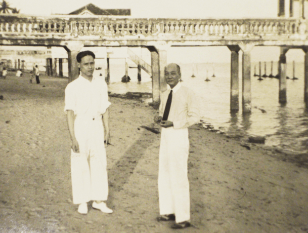R.B. Ooi with his father-in-law, Kung Tian Siong, on Siglap Beach, 1939. Courtesy of Irene Lim.
