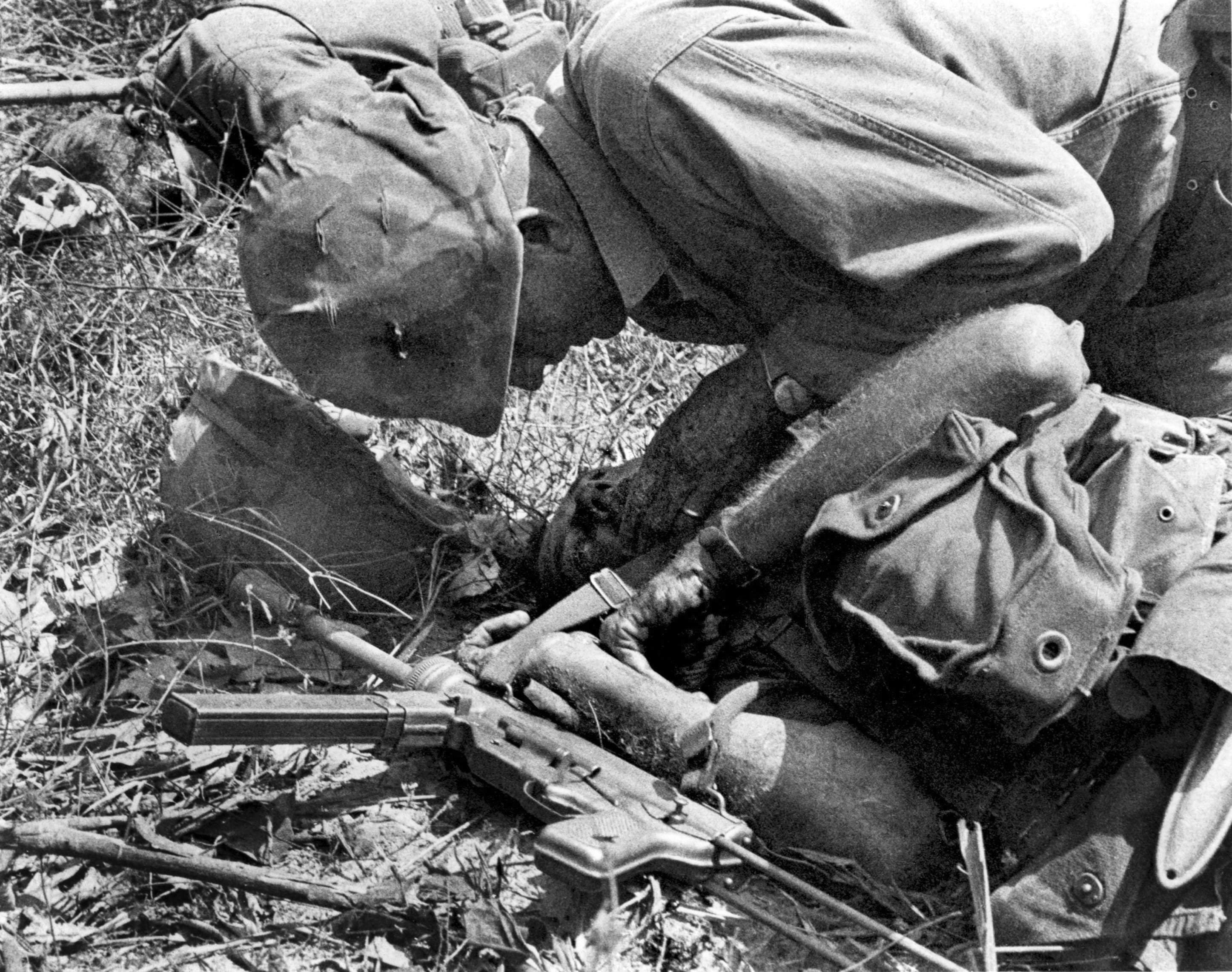 The last photo that Charlie Chellapah shot before he was killed by a Viet Cong mine on 14 February 1966. It shows an American soldier holding a comrade who had been seriously wounded. Photo from the Associated Press.