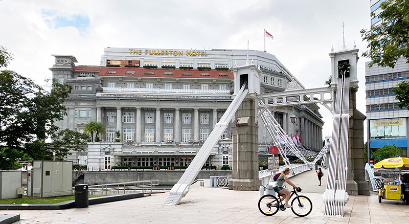Fullerton Hotel and Cavenagh Bridge, 2023. The old Master Attendant’s Office would have been at the river-facing front of today’s Fullerton Hotel. Photo by Jimmy Yap.