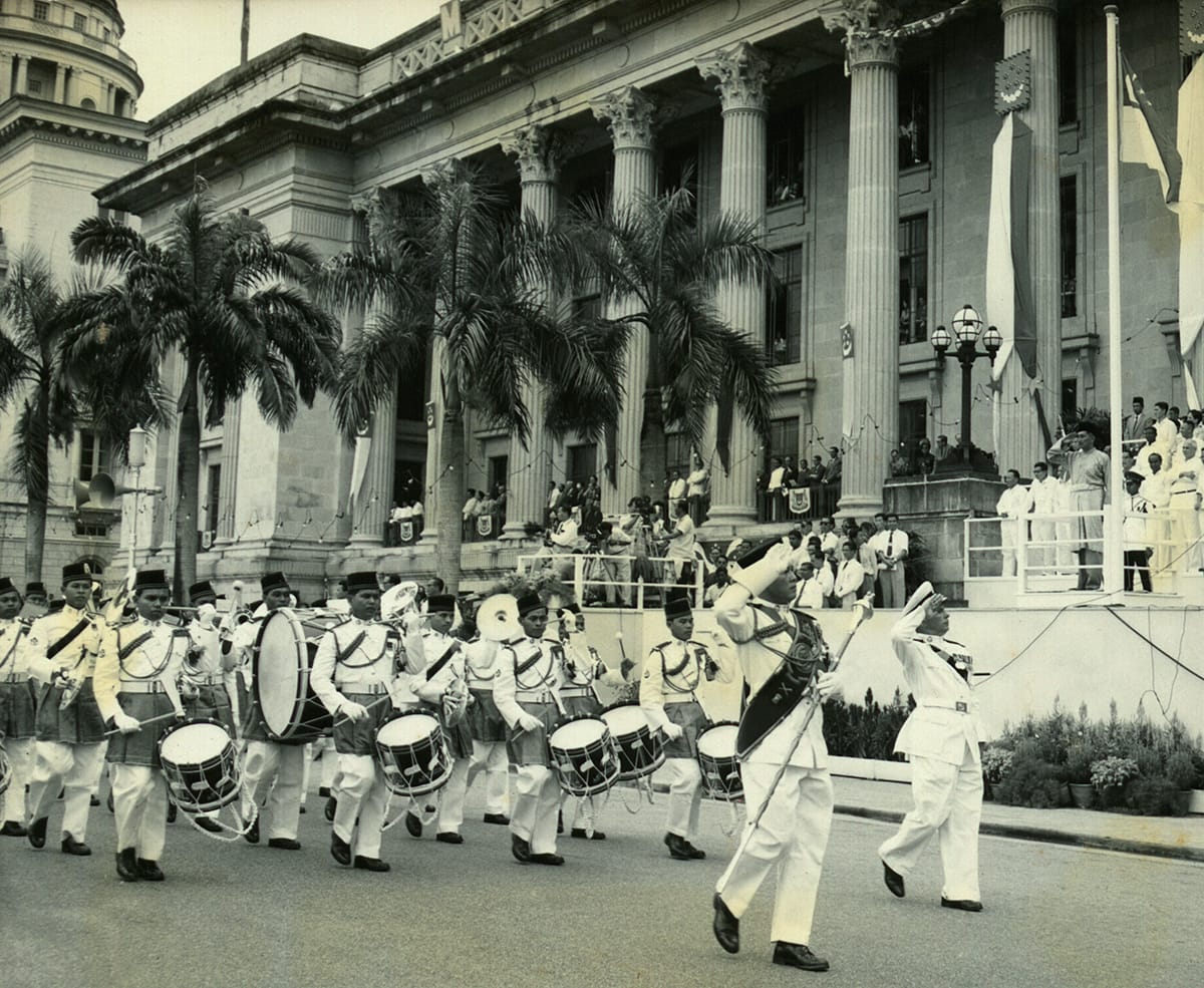 March-past by the Singapore Police Force Band in front of City Hall at the installation of Yusof Ishak as Yang Di-Pertuan Negara on 3 December 1959. Yusof Ishak Collection, courtesy of National Archives of Singapore (Media - Image No. 20090000506 - 0020).