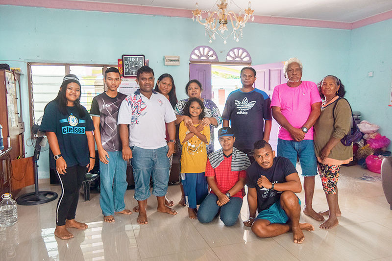 Kelah bin Lah @ Kilo (in white), Lel bin Jantan (in pink) and their family in Kampung Kuala Masai, Johor Bahru, 2018. Photo by and courtesy of Ilya Katrinnada.