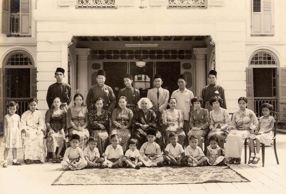 Haji Yusoff’s family posing in front of Gedung Kuning for a family gathering in 1958. Hajah Aisah (Haji Yusoff’s second wife and Hidayah Amin’s great-grandmother) is seated 6th from the right. On her right is Nenek, Hidayah’s grandmother, while her mother Emak is seated 4th from the right. Courtesy of Hidayah Amin.