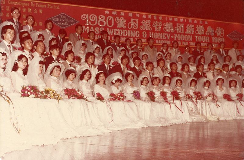 A mass wedding on 18 May 1980 organised by Siakson Tours and Nanyang Siang Pau Travel Department at the Neptune Theatre Restaurant in Mandarin Hotel. Courtesy of Tan Li Kheng.