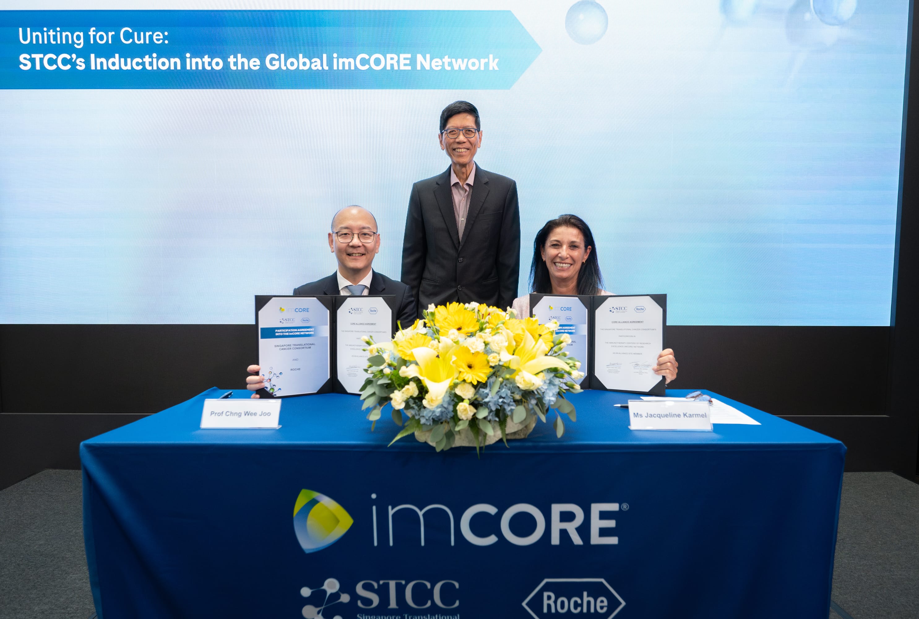 Photo of the ceremonial signing of the core alliance agreement between STCC and Roche on 24 July 2024. The signing was witnessed by Guest-of-Honour Prof. Tan Chorh Chuan, Permanent Secretary (National Research and Development), Prime Minister’s Office, and Chairman of MOH Office for Healthcare Transformation (MOHT).