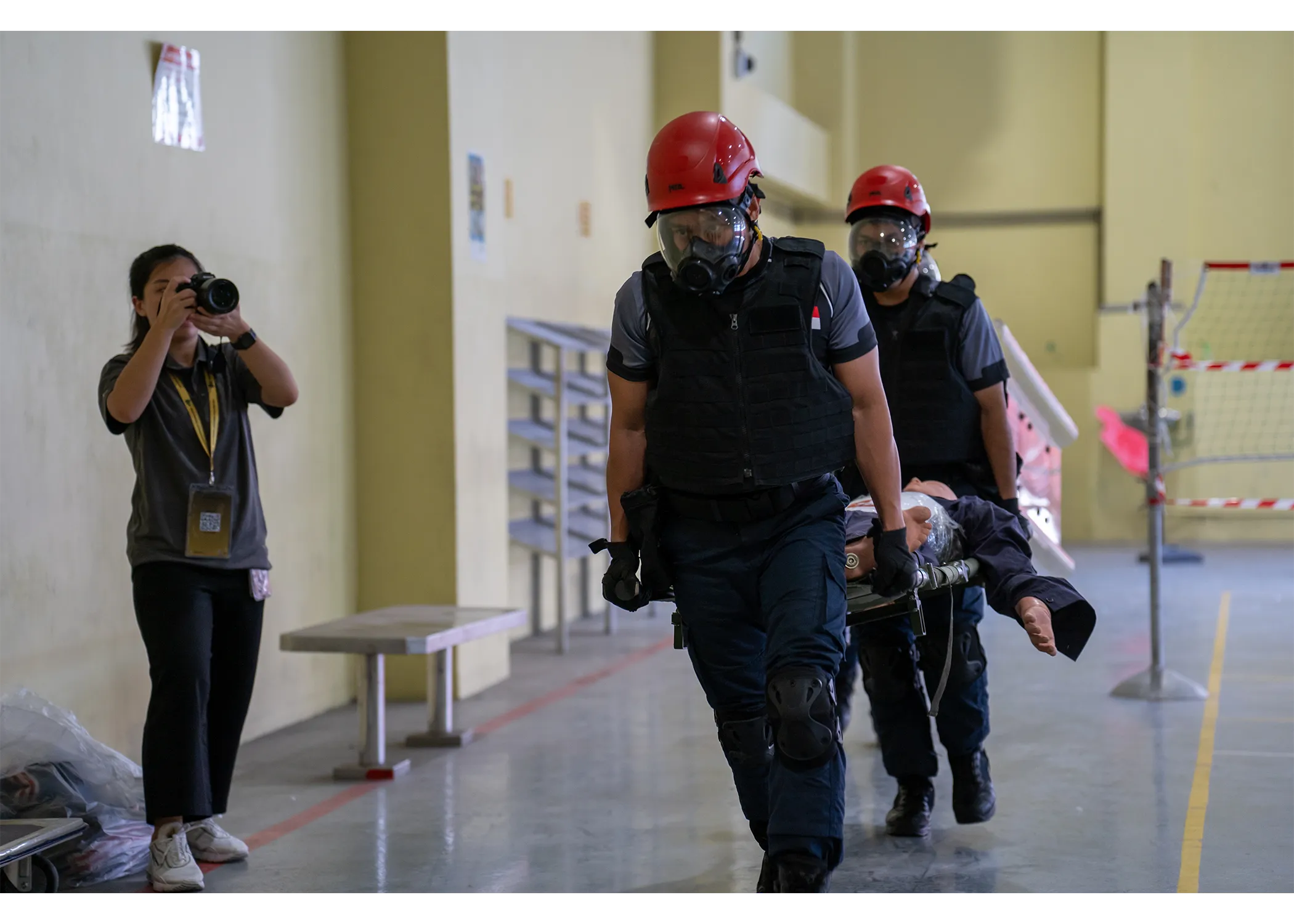 Photograph of two officers running while carrying a stretcher with full sized dummy during a casevac challenge 