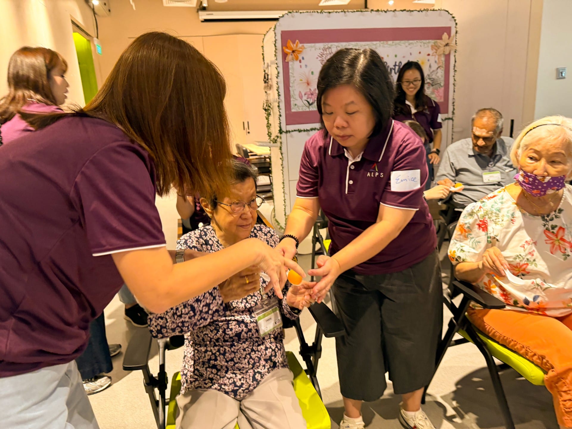 Image of ALPS Staff interacting with the patients at HCA Hospice Oasis@Outram