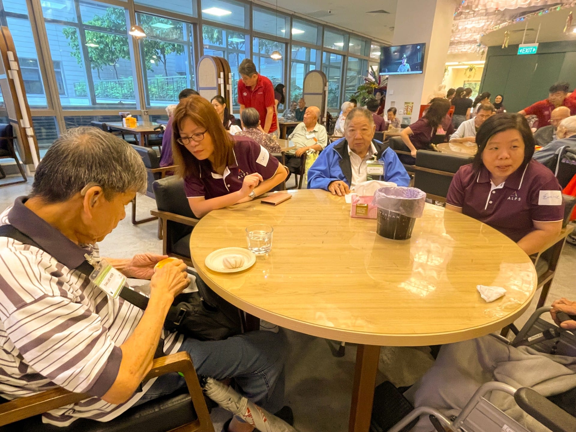 Image of ALPS Staff interacting with the patients at HCA Hospice Oasis@Outram