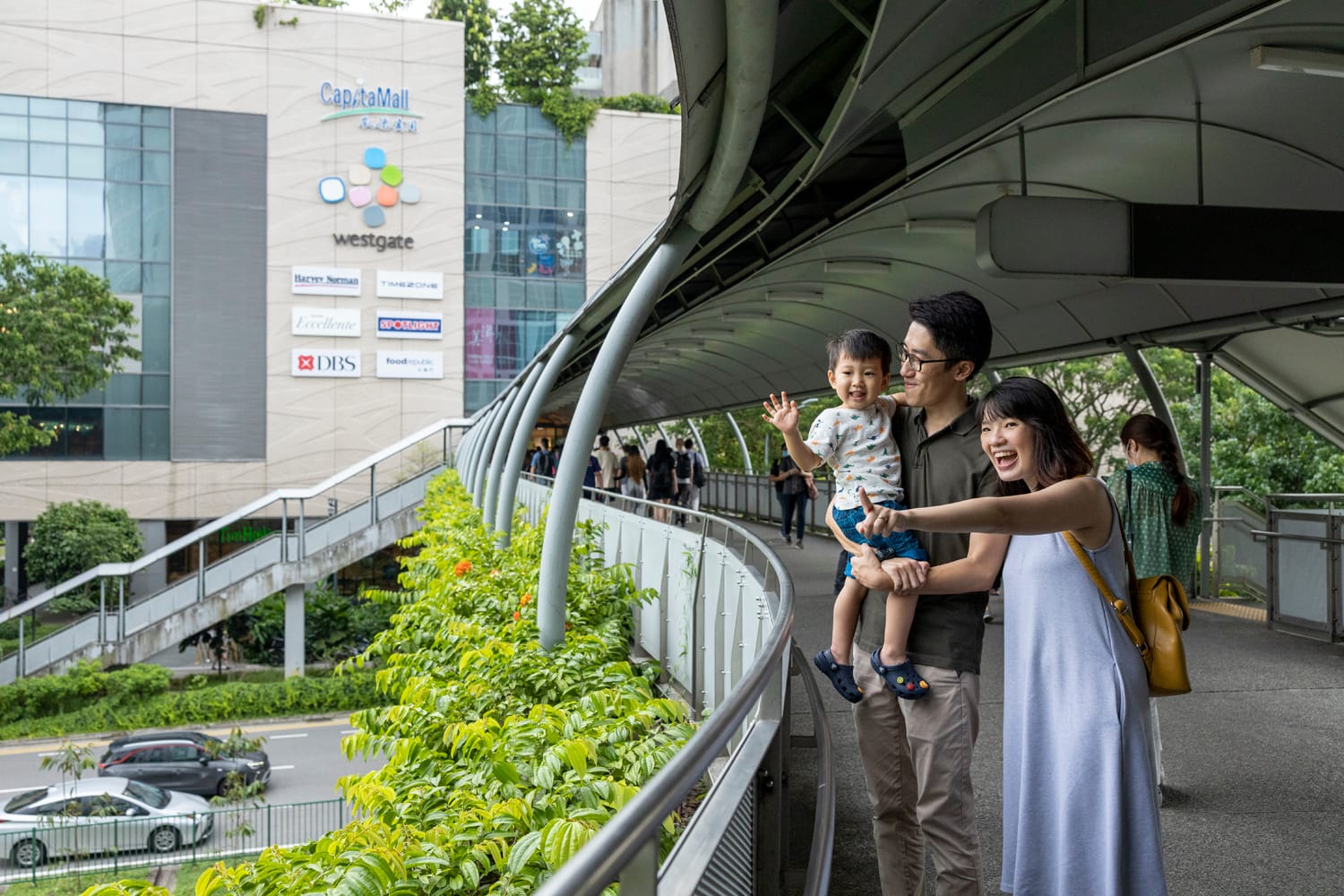 People can walk to their destinations comfortably along the J-Walk, an elevated weather-proof pedestrian network that links buildings, transit stations and public spaces throughout the district.