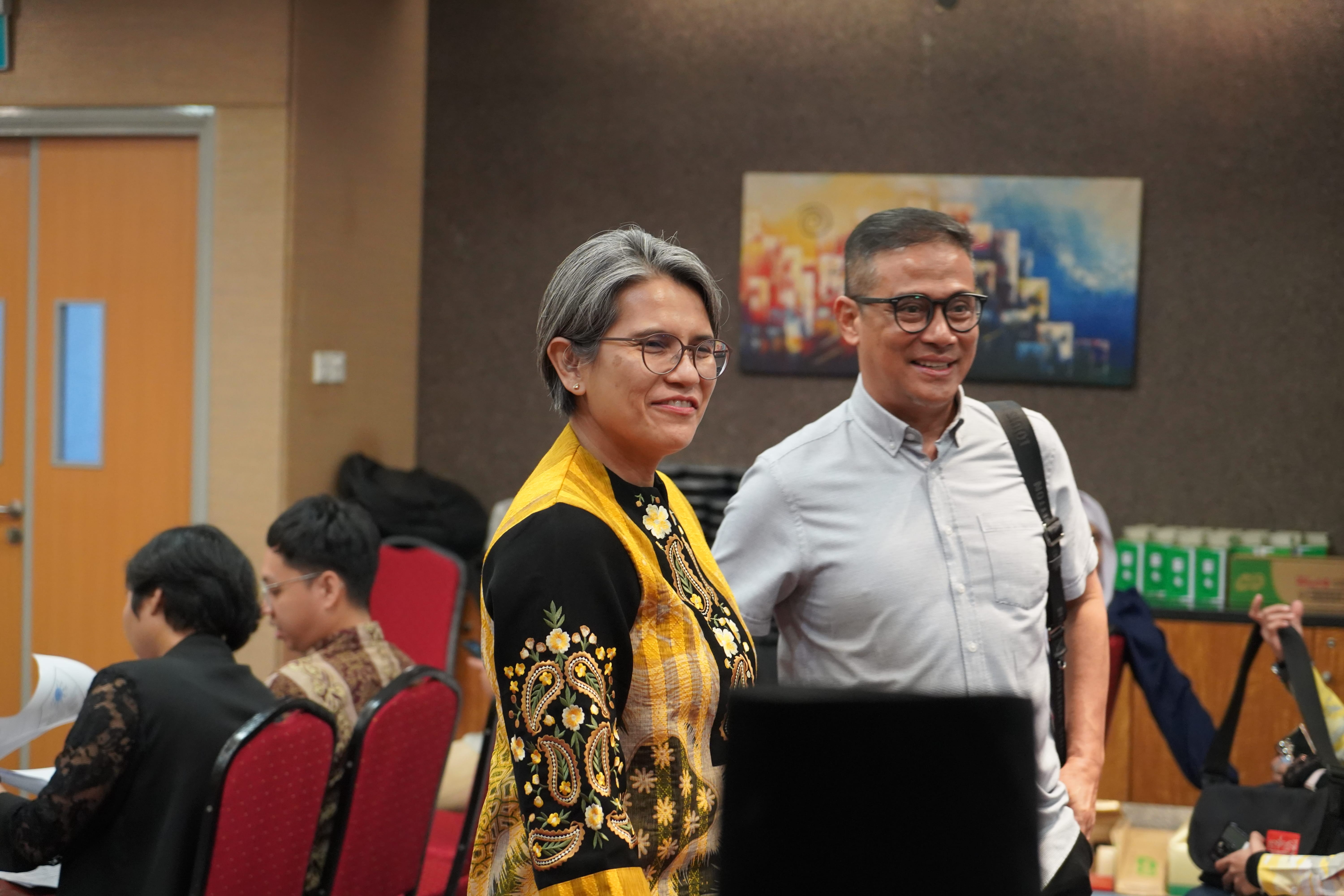 Current President of LKM converses with a former President after the AGM.