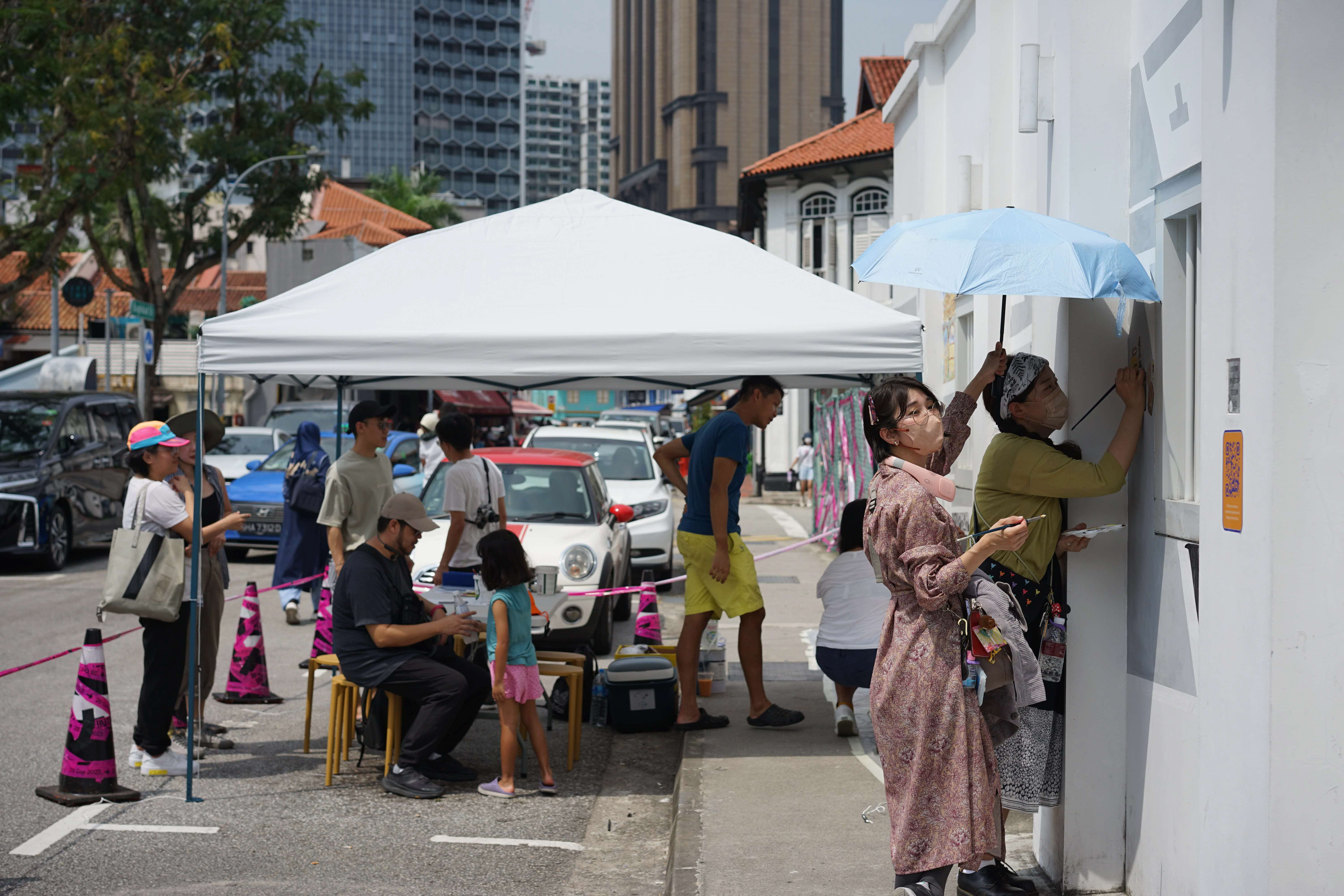 Volunteers and passerby adding their piece during co-creation sessions Photo credit: Singapore Archifest 2023 Curatorial Team.
