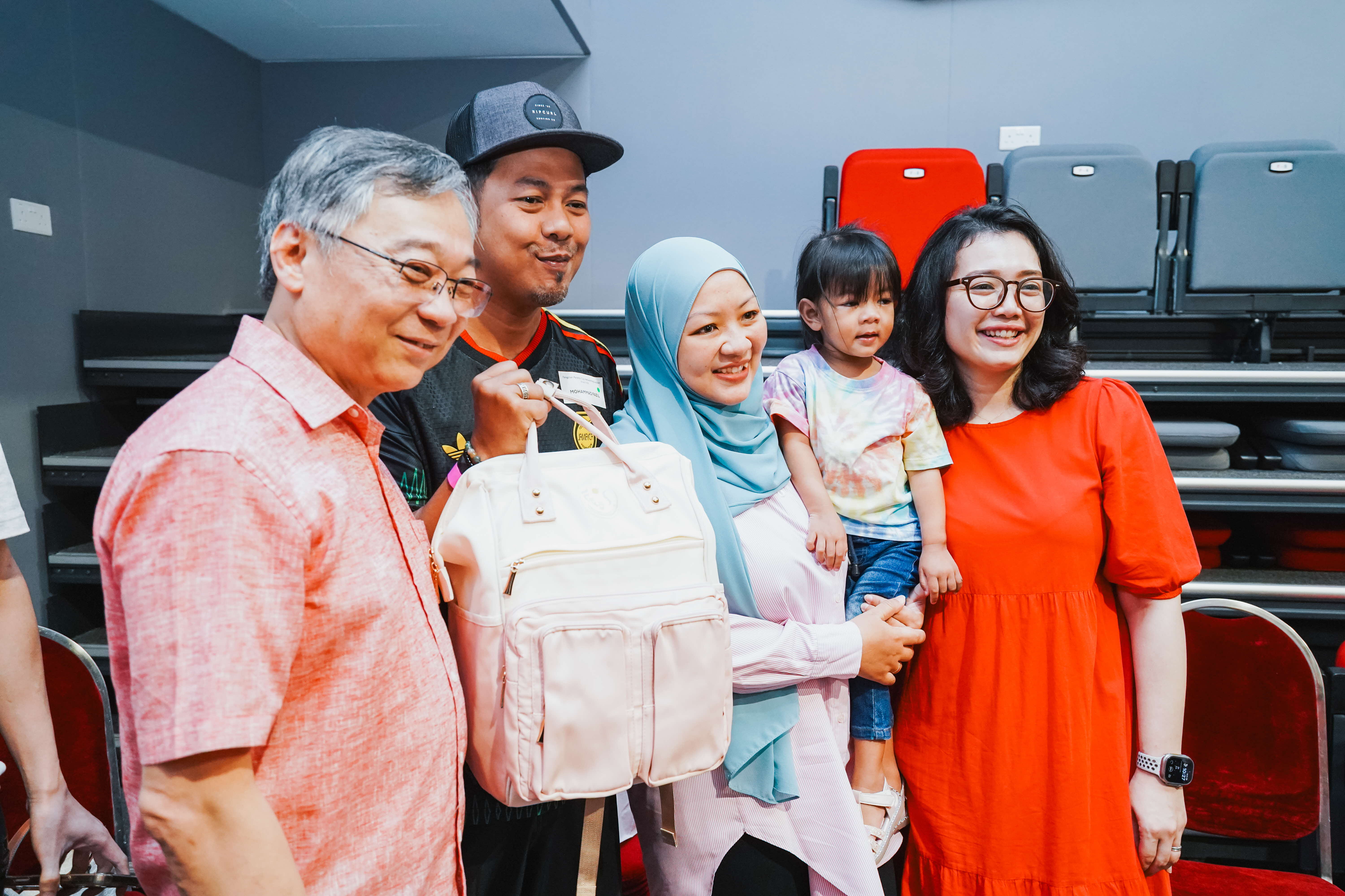 Min Gan and Advisor Hazlina taking group photo with Muslim family