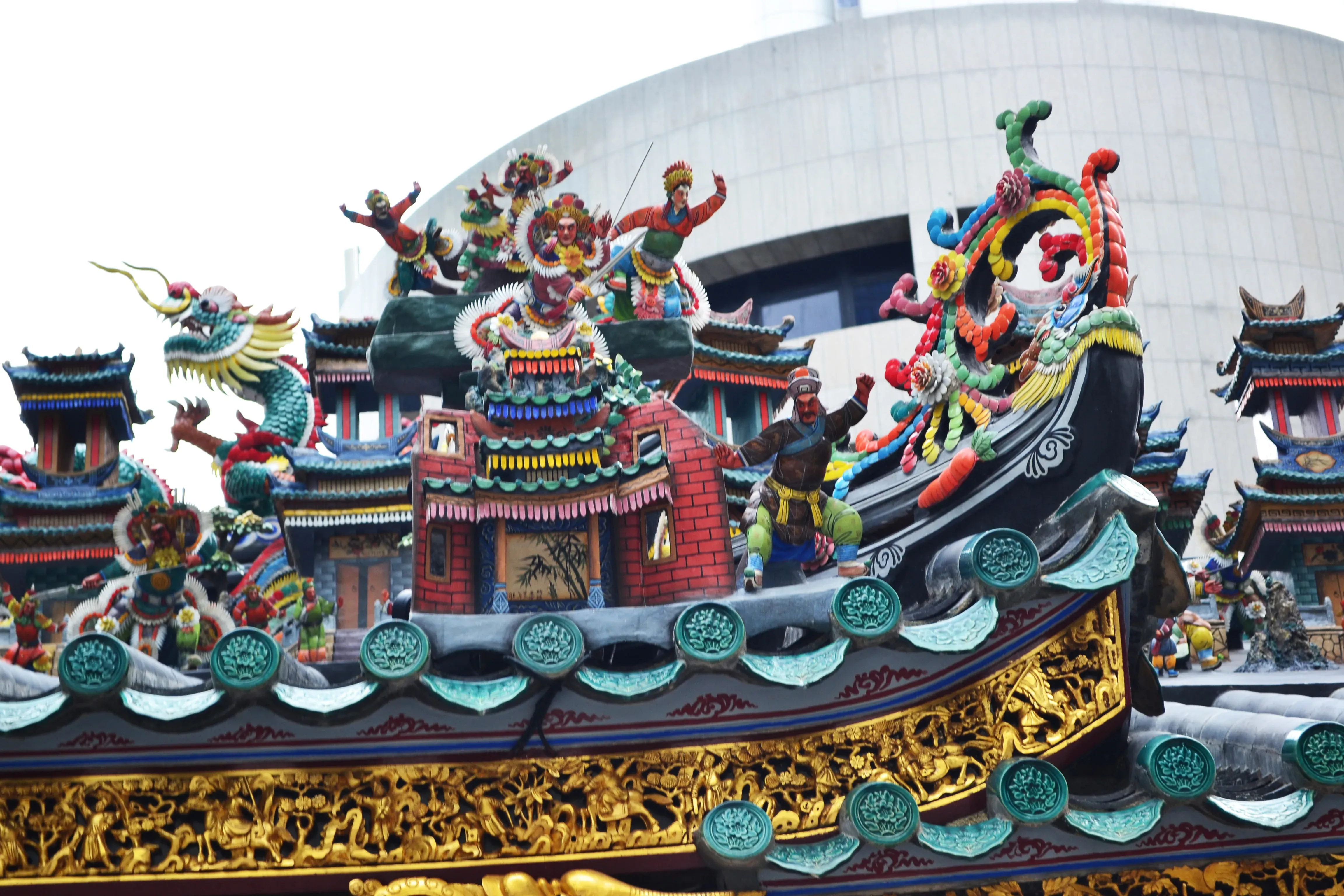 Roof Decorations Composed with Broken Porcelain Pieces