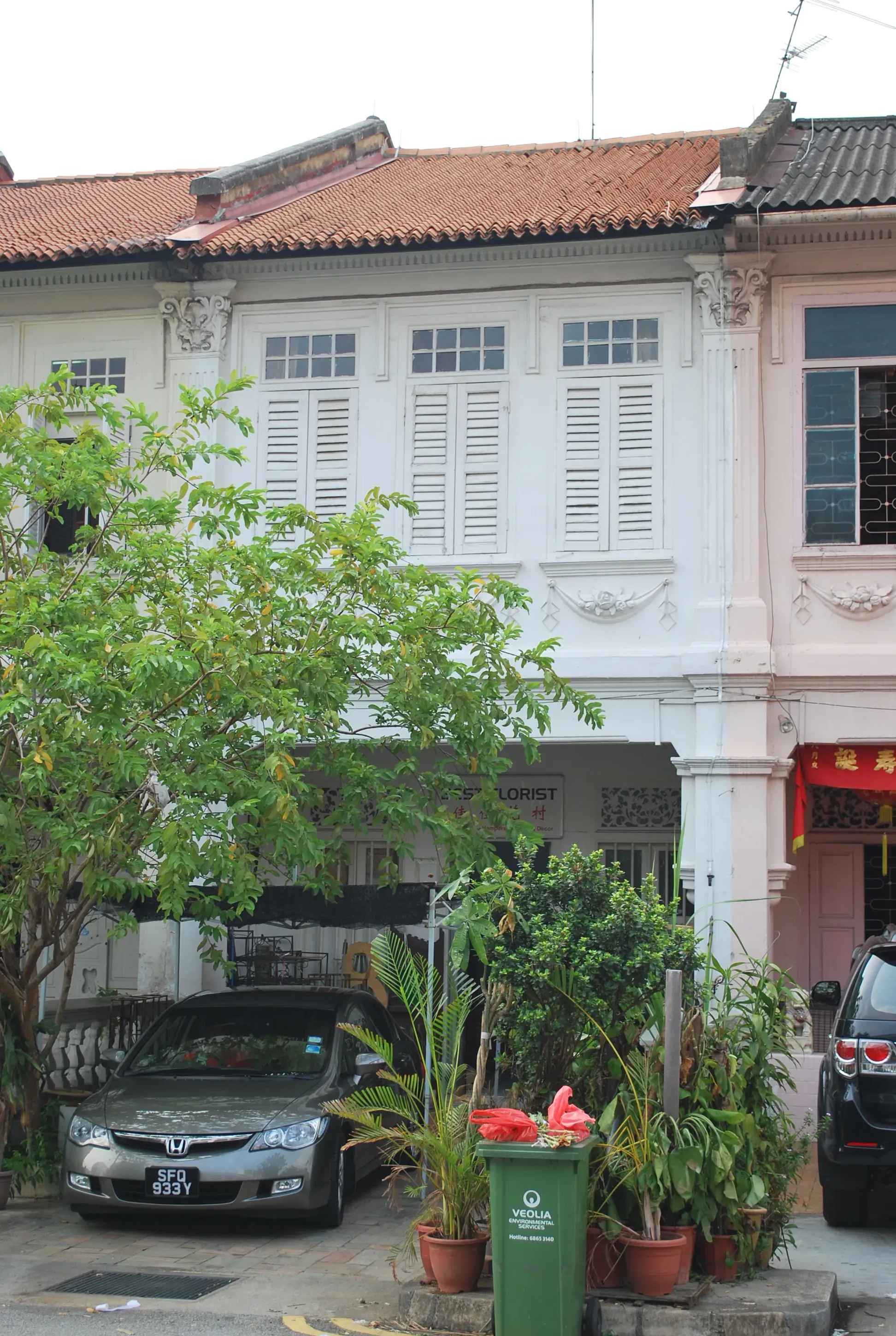 Front facade of 418 Race Course Road