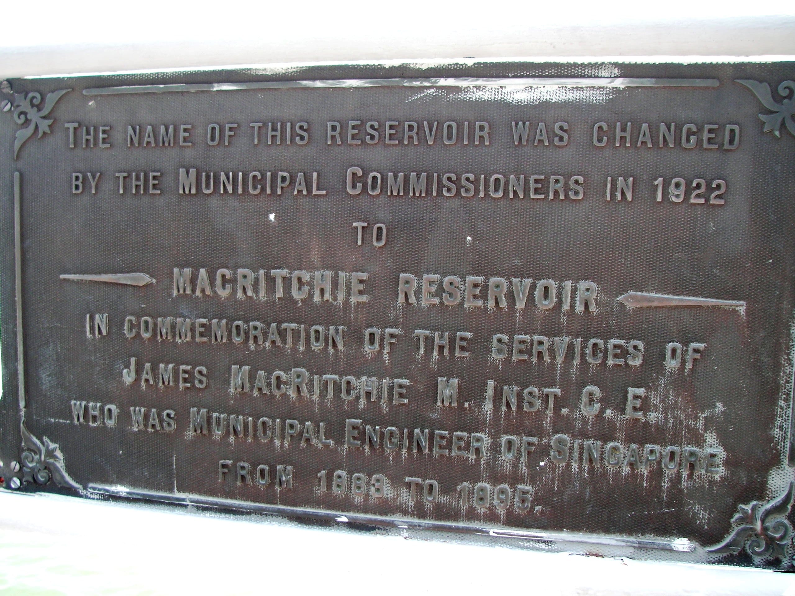 Commemorative plaque detailing the renaming of MacRitchie Reservoir in 1922