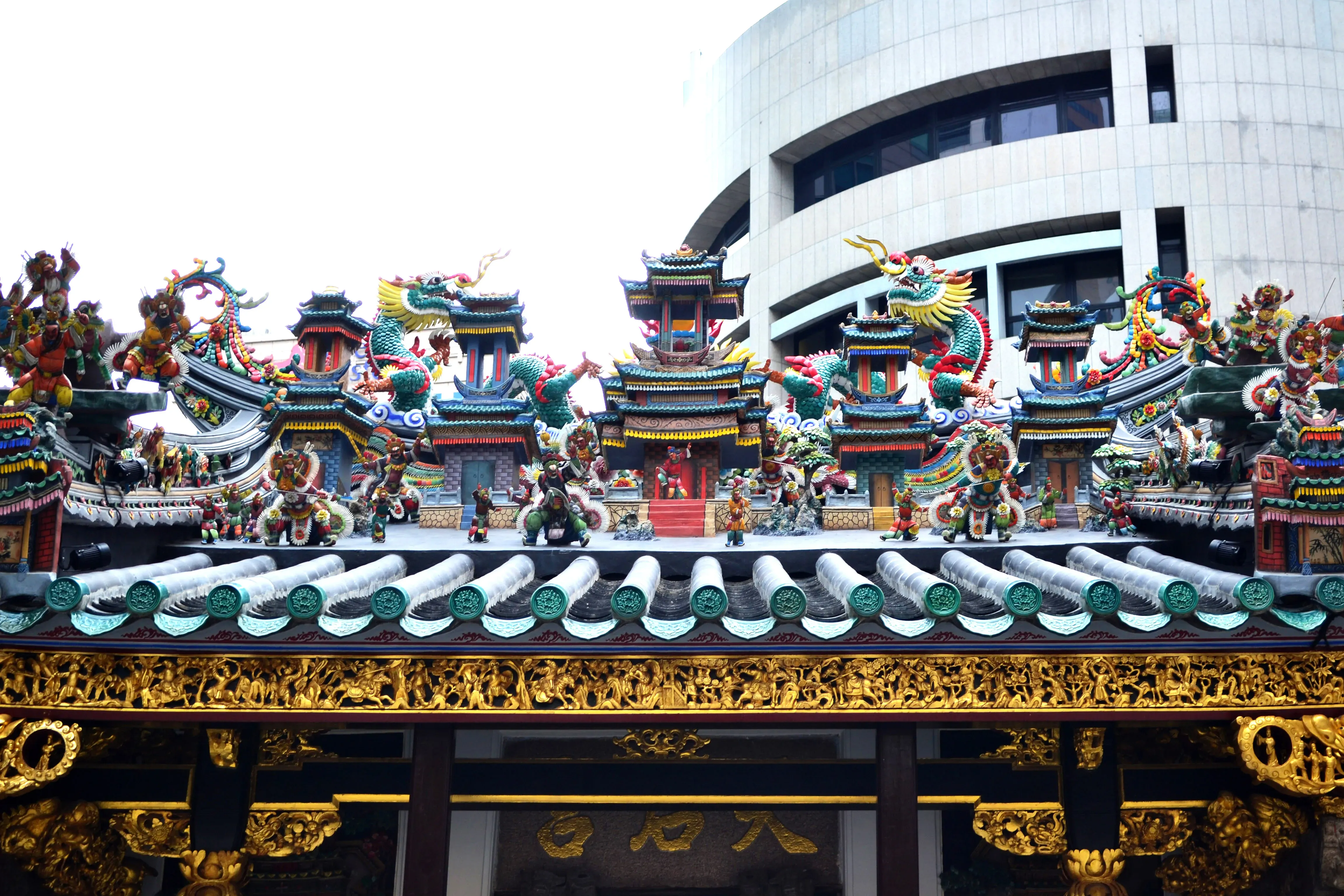 Exquisite 3-Dimensional Ceramic Ornamentations on Roof